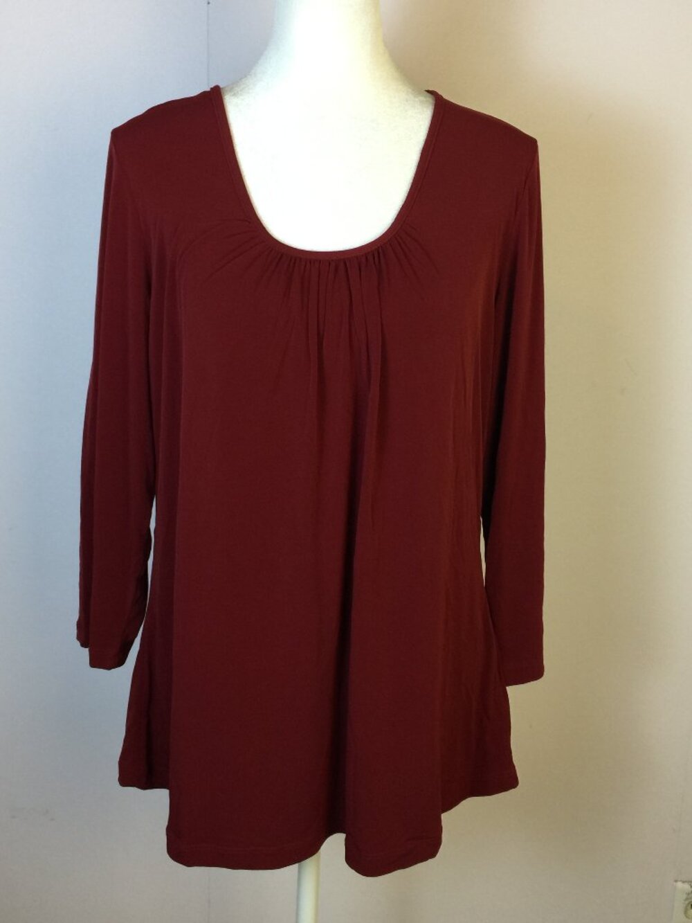 Susan Graver Blouse Top M Womans Red Burgundy Liquid Knit 3/4 Sleeve Scoop Neck